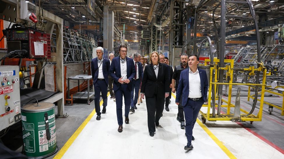 German Federal Minister of Labor and Social Affairs visits MAN Türkiye’s Ankara Facility and test-drives the eCoach